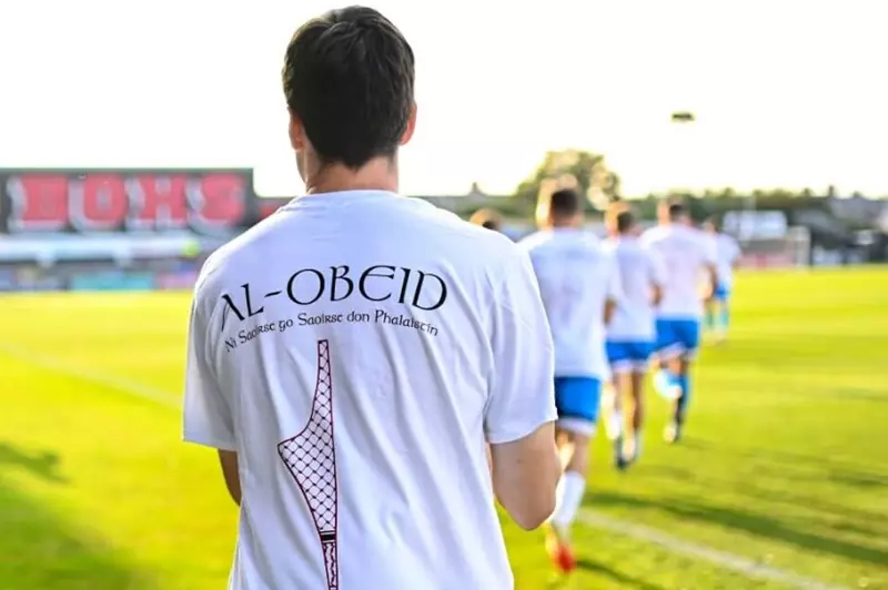 "تخليدًا لبيليه فلسطين".. نادي إيرلندي يرتدي قمصانًا لتكريم سليمان العبيد (صور)